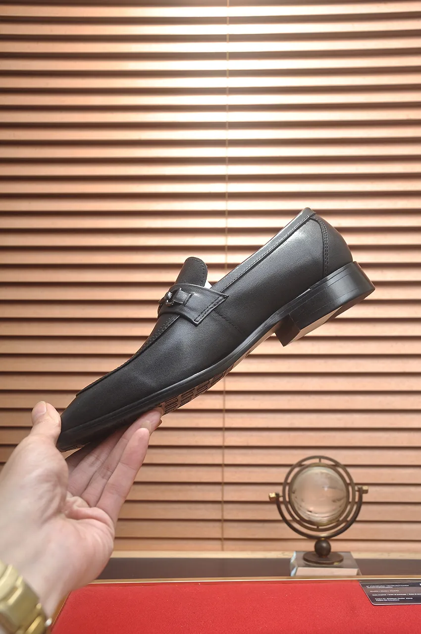 Men's men's shoes 💰540💶 [LV] (original single cowhide lining) 🍀LV's latest genuine leather business suit shoes are launched simultaneously on the official website. The first-layer cowhide imported from Italy is made of heavy gold, 💥official website 1:1 rubber outsole. Versatile to wear, high-end without losing class, and the color combination is extraordinary. This four-season style is alluring when worn on your feet, showing off your big-name flair. Standard code 38-45 (45 customized)